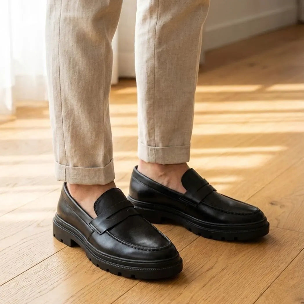 Mocassim Masculino Costurado Piettro Preto: modelo nos pés.