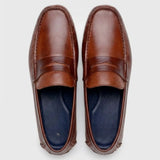 Par do modelo Mocassim Masculino Driver de Couro, na cor marrom, visto de cima.