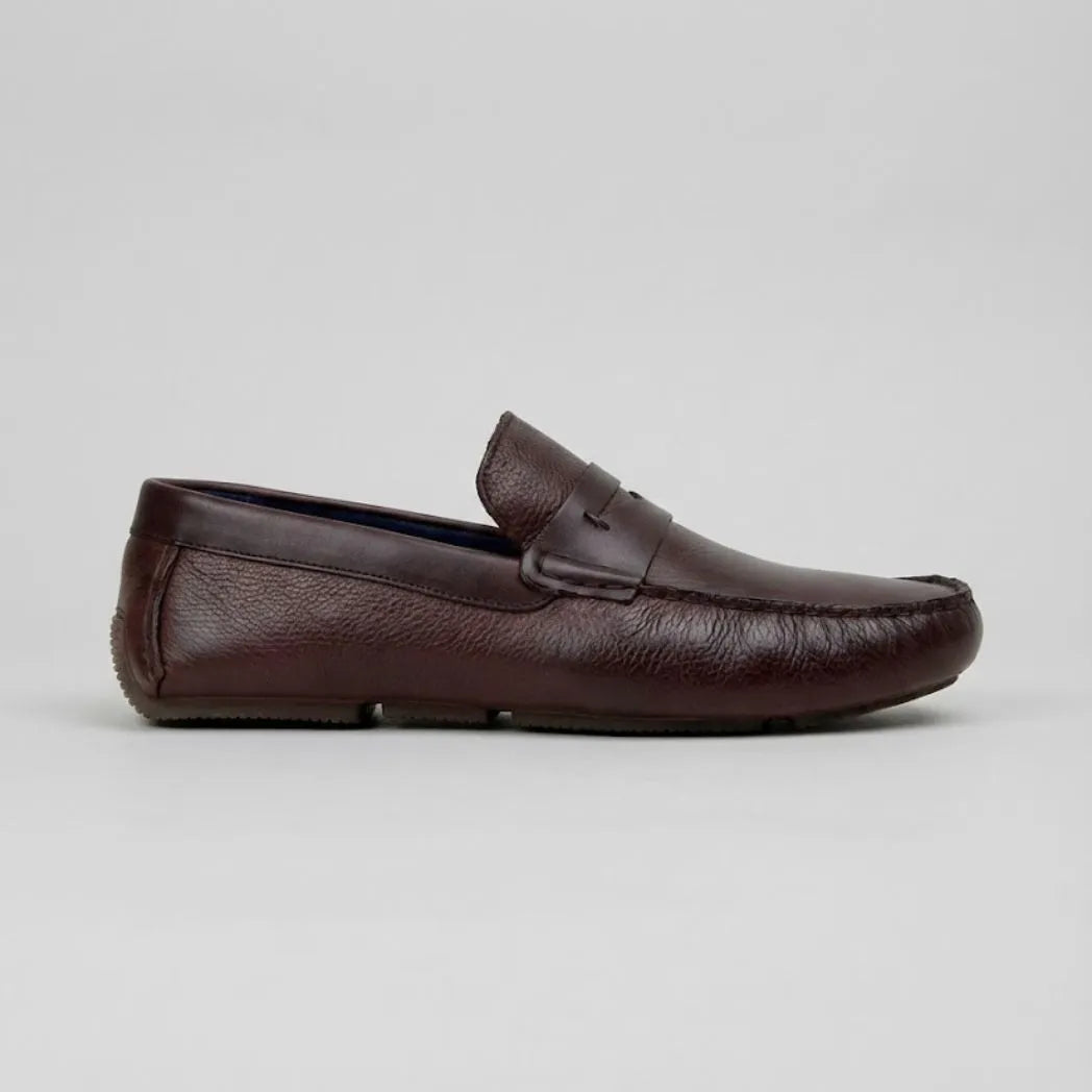 Mocassim Masculino Driver de Couro: modelo marrom-escuro de perfil, com faixa frontal e sola escura.