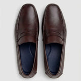 Par do modelo Mocassim Masculino Driver de Couro, na cor marrom-escuro, visto de cima.