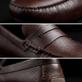 Mocassim Masculino Driver de Couro: montagem de detalhes da superfície marrom-escura, da costura frontal, da faixa e da parte traseira.