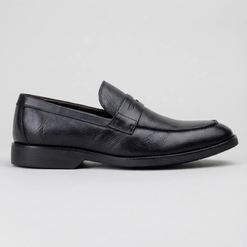 Mocassim Masculino Genova Loafer Couro: modelo preto de perfil, com faixa frontal e salto baixo preto.
