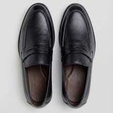 Mocassim Masculino Genova Loafer Couro: par preto visto de cima, mostrando a faixa frontal e o interior escuro.