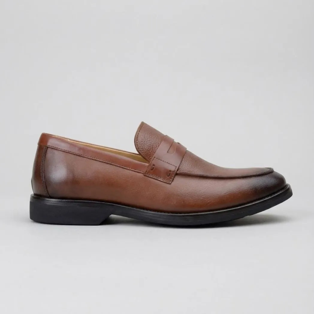 Mocassim Masculino Genova Loafer Couro: modelo marrom de perfil, com faixa frontal e sola preta.