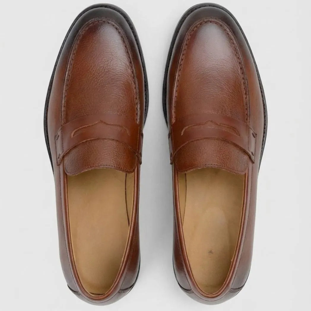 Mocassim Masculino Genova Loafer Couro: par marrom visto de cima, mostrando a faixa frontal e o interior claro.