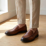 Mocassim Masculino Genova Loafer Couro: par marrom usado com calça clara dobrada na barra.