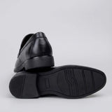 Mocassim Masculino Genova Loafer Couro: par preto com um sapato virado, mostrando a sola preta.
