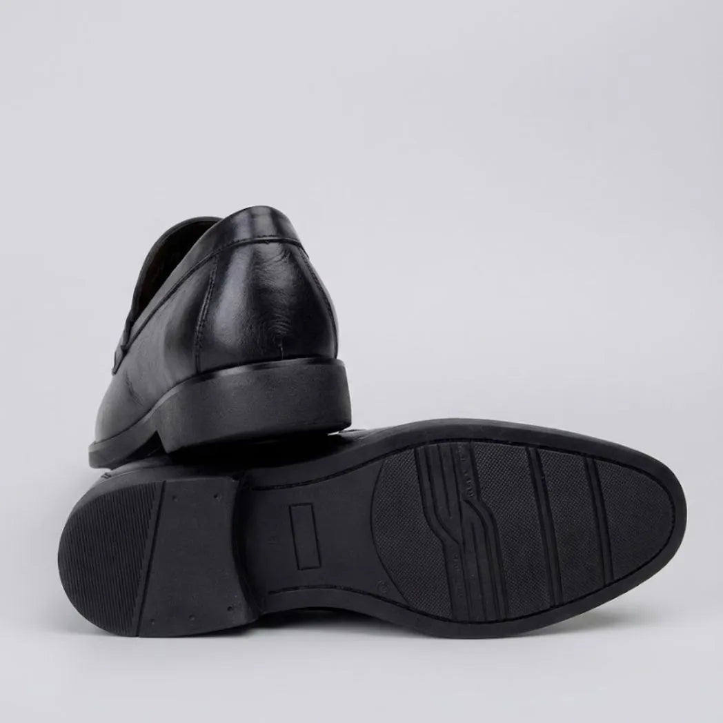 Mocassim Masculino Genova Loafer Couro: par preto com um sapato virado, mostrando a sola preta.