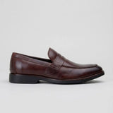Mocassim Masculino Genova Loafer Couro: modelo marrom-escuro de perfil, com faixa frontal e sola preta.