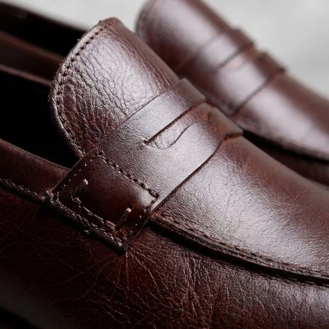 Mocassim Masculino Genova Loafer Couro Marrom Escuro: detalhe do modelo.