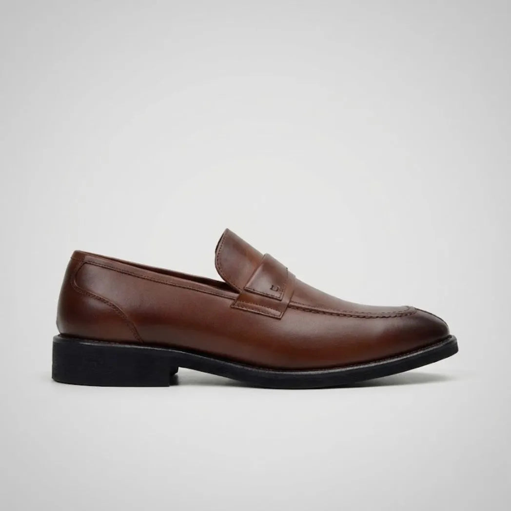 Mocassim Masculino Loafer Milan de Couro: vista lateral do modelo.