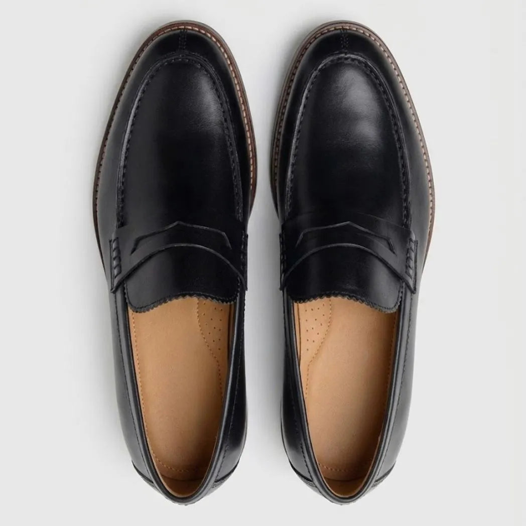 Mocassim Masculino Paris Loafer de Couro: par preto visto de cima, mostrando a faixa frontal e o interior claro.