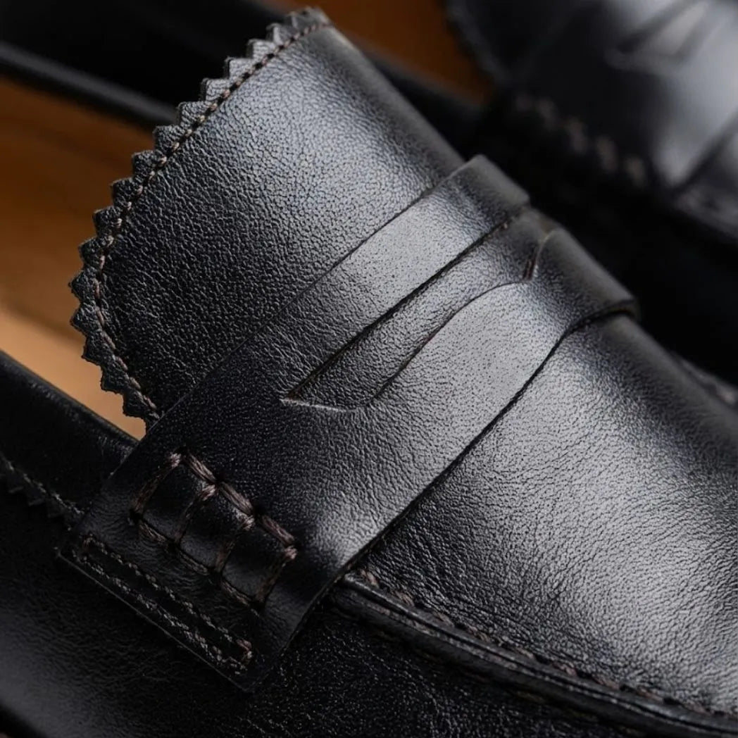 Mocassim Masculino Paris Loafer de Couro: detalhe do modelo.