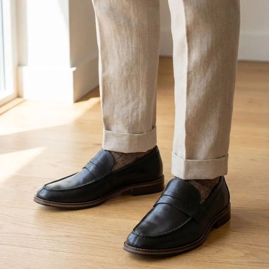 Mocassim Masculino Paris Loafer de Couro: par preto usado com calça clara dobrada na barra.
