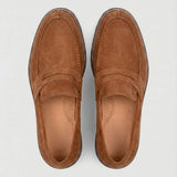 Mocassim Masculino Siena Loafer Camurça: par marrom visto de cima, mostrando a faixa frontal e o interior marrom.