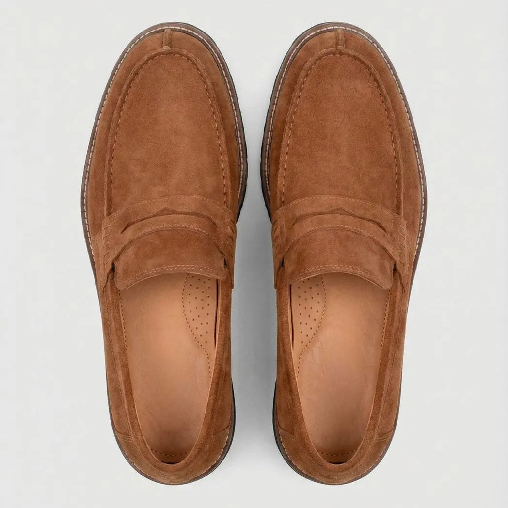 Mocassim Masculino Siena Loafer Camurça: par marrom visto de cima, mostrando a faixa frontal e o interior marrom.