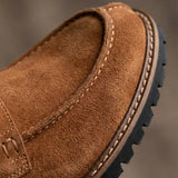 Mocassim Masculino Siena Loafer Camurça: detalhe da textura marrom, da costura frontal e da borda da sola preta.