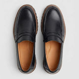 Par do modelo Mocassim Masculino Siena Loafer de Couro, na cor preto, visto de cima.