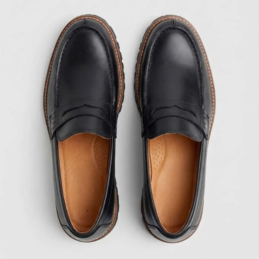 Par do modelo Mocassim Masculino Siena Loafer de Couro, na cor preto, visto de cima.