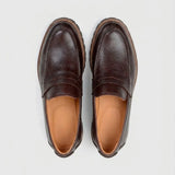 Par do modelo Mocassim Masculino Siena Loafer de Couro, na cor marrom, visto de cima.