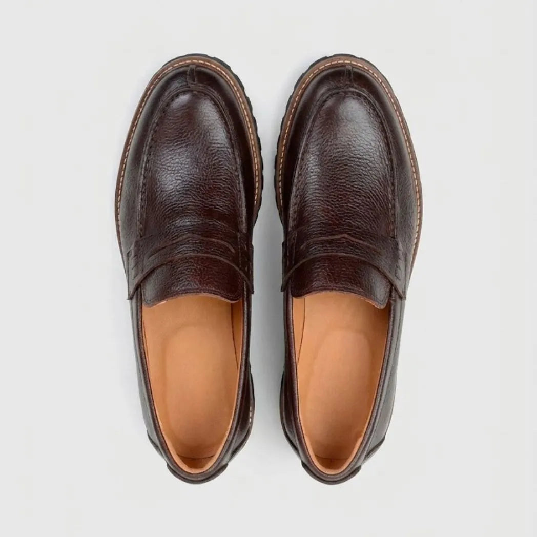 Par do modelo Mocassim Masculino Siena Loafer de Couro, na cor marrom, visto de cima.