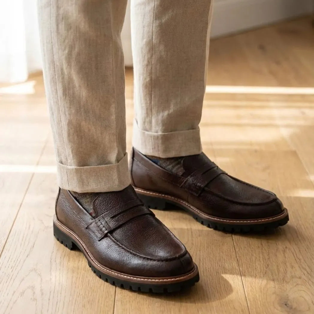 Mocassim Masculino Siena Loafer de Couro Marrom: modelo nos pés.