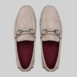 Par do modelo Mocassim Milano Driver com Fivela, na cor branco, visto de cima.