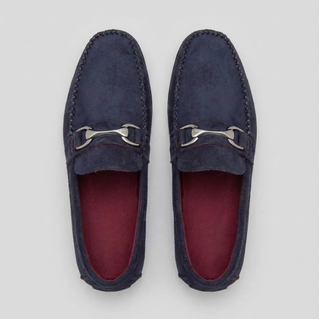 Par do modelo Mocassim Milano Driver com Fivela, na cor azul-escuro, visto de cima.