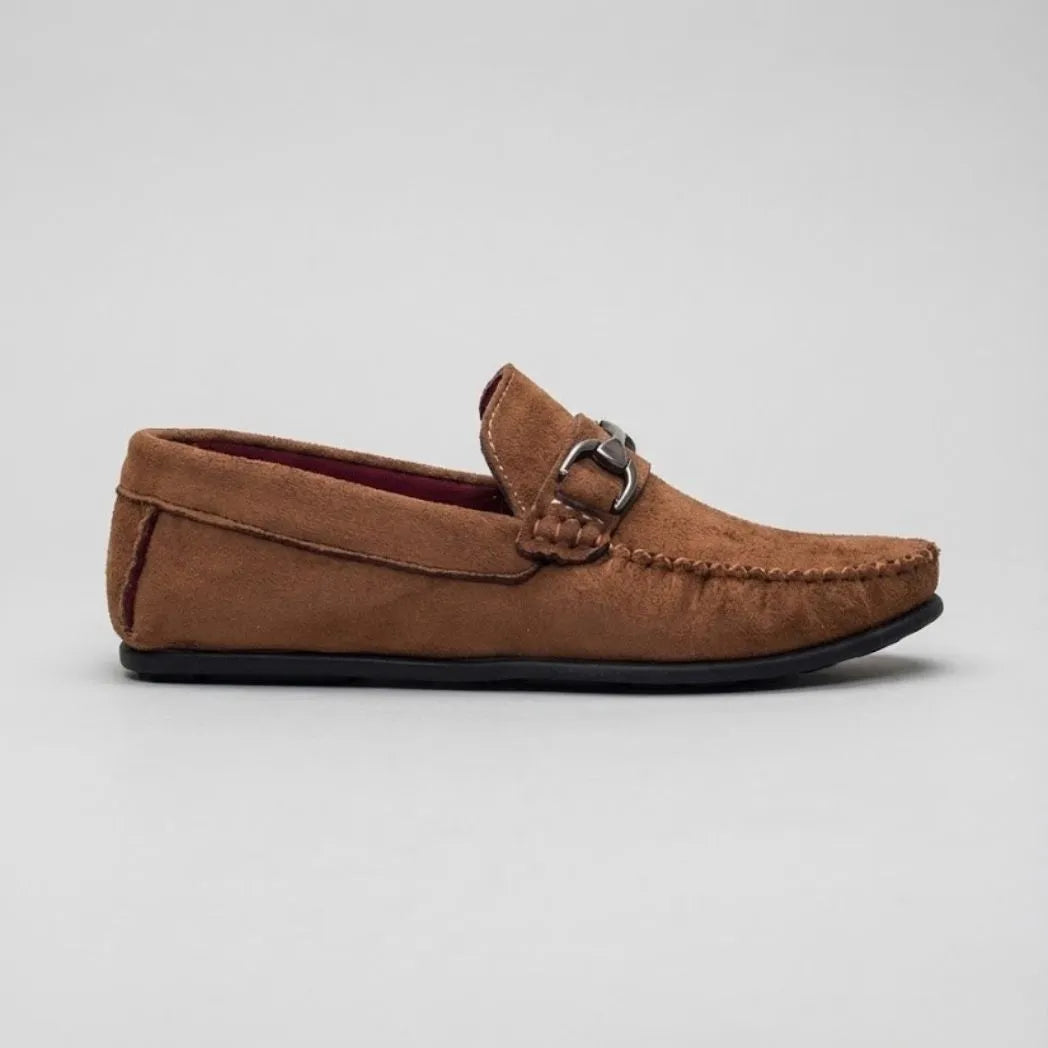 Mocassim Milano Driver com Fivela na cor marrom, em vista lateral.