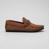 Mocassim Milano Driver com Fivela na cor marrom, em vista lateral.