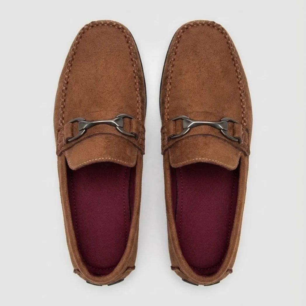 Par do modelo Mocassim Milano Driver com Fivela, na cor marrom, visto de cima.