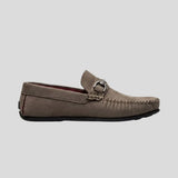 Mocassim Milano Driver com Fivela na cor cinza-esverdeado, em vista lateral.