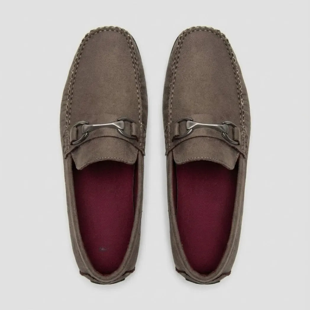 Par do modelo Mocassim Milano Driver com Fivela, na cor cinza-esverdeado, visto de cima.