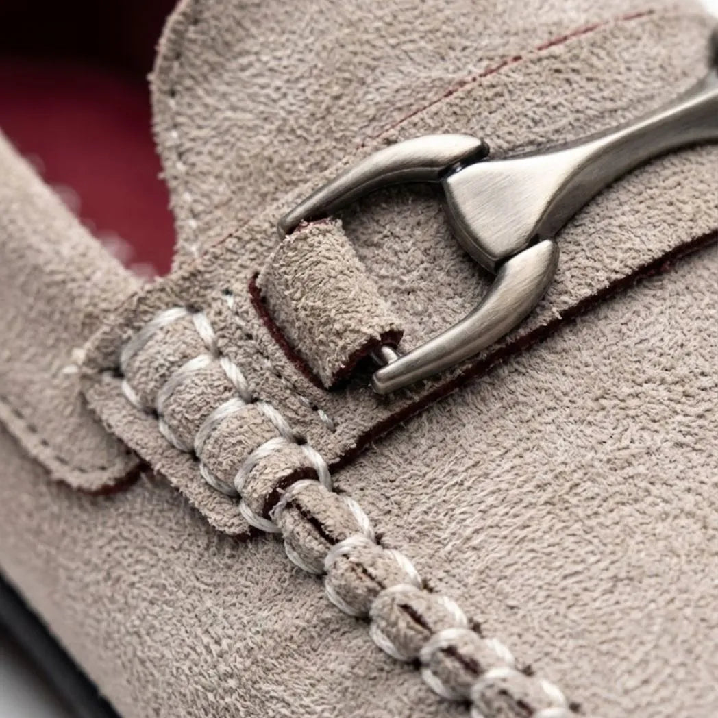 Detalhe da fivela metálica, da textura e das costuras do Mocassim Milano Driver com Fivela na cor branco.
