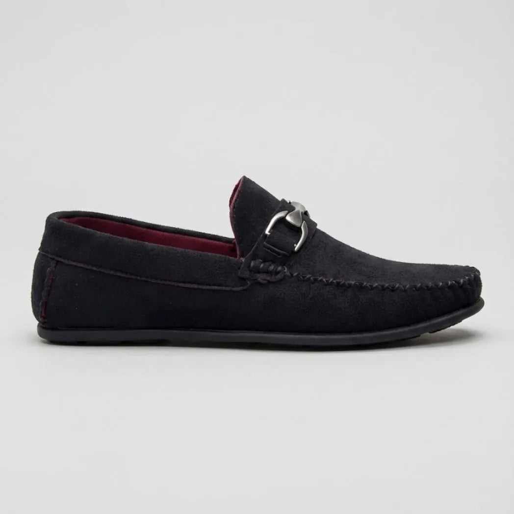 Mocassim Milano Driver com Fivela na cor preto, em vista lateral.