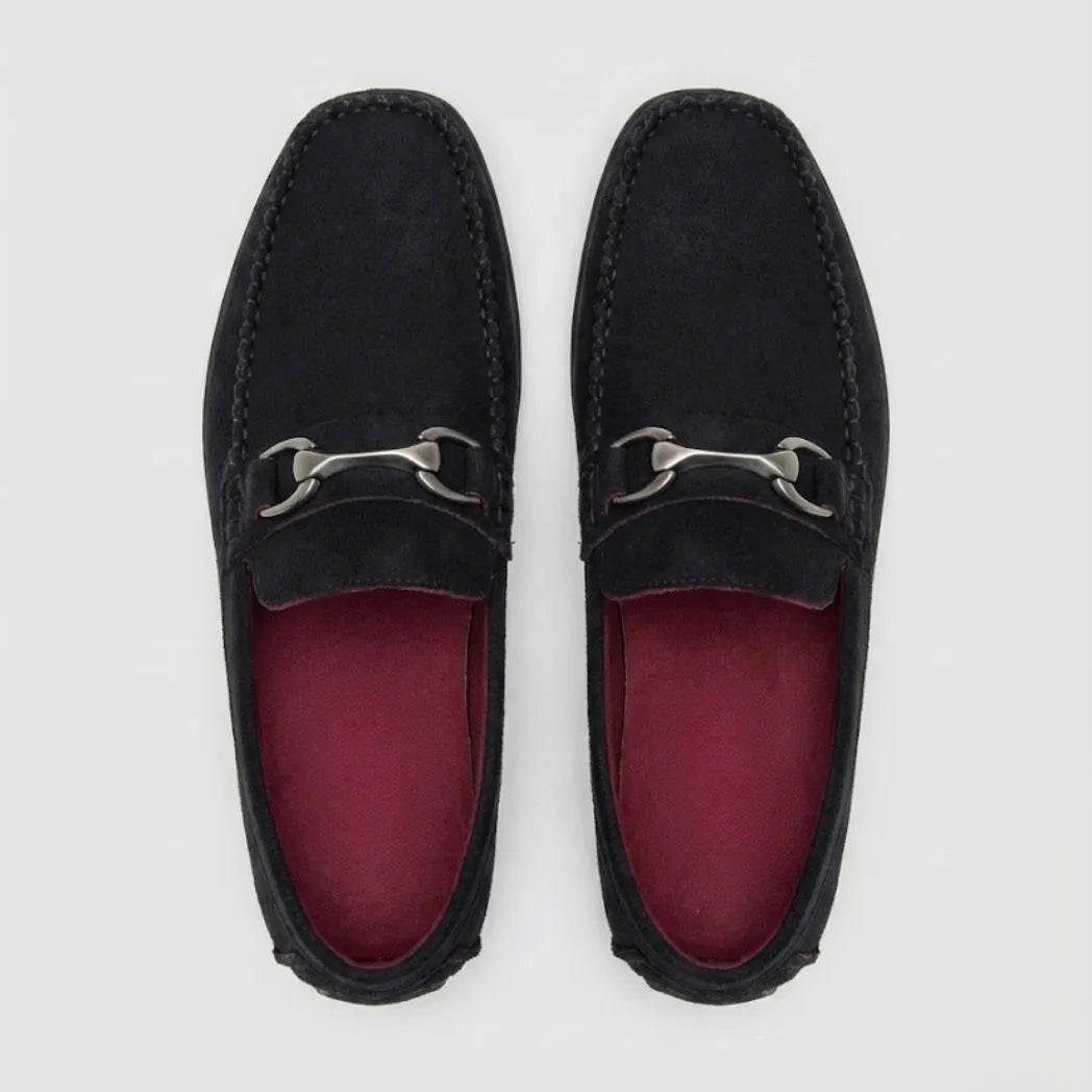Par do modelo Mocassim Milano Driver com Fivela, na cor preto, visto de cima.