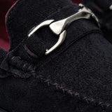 Detalhe da fivela metálica, da textura e das costuras do Mocassim Milano Driver com Fivela na cor preto.