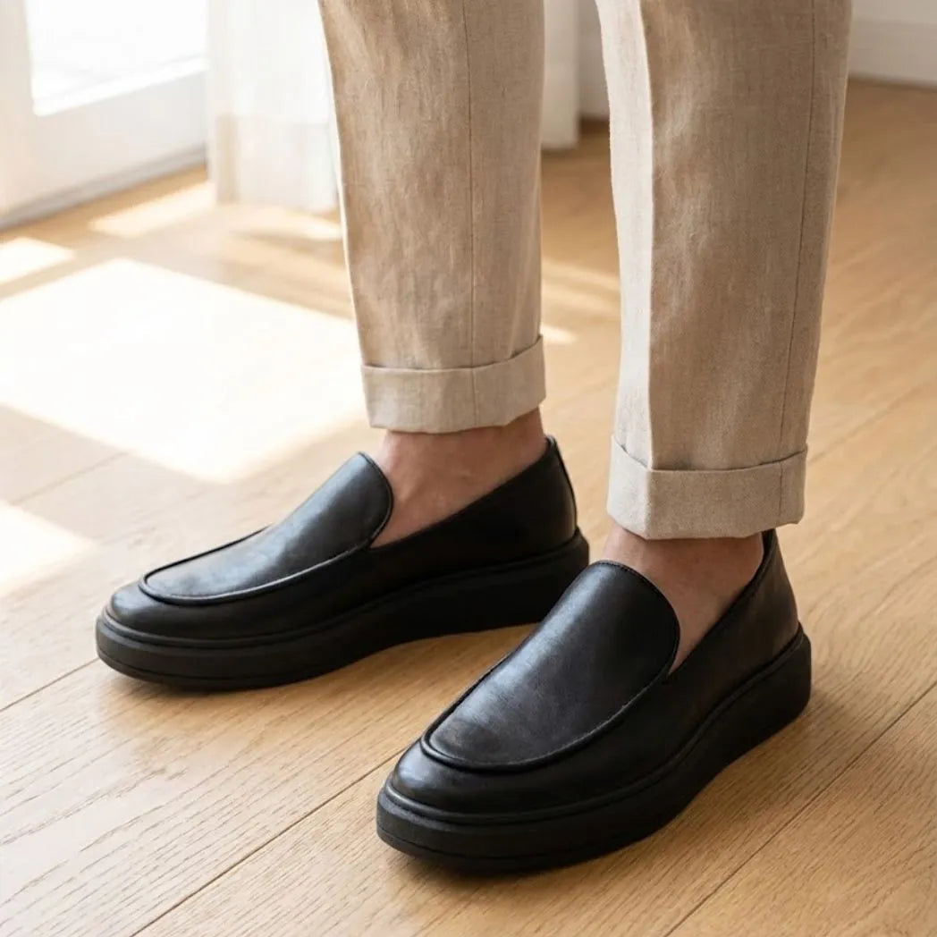 Mocassim Minimalista de Couro: modelo nos pés.