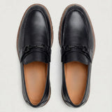 Par do modelo Mocassim Napoli com Fivela, na cor preto, visto de cima.