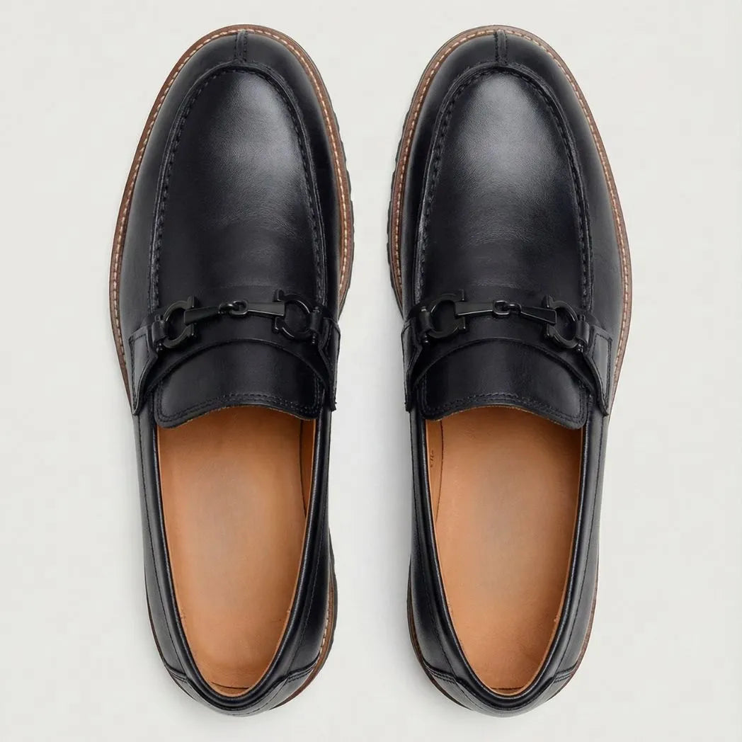 Par do modelo Mocassim Napoli com Fivela, na cor preto, visto de cima.