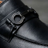 Detalhe da fivela metálica, da textura e das costuras do Mocassim Napoli com Fivela na cor preto.