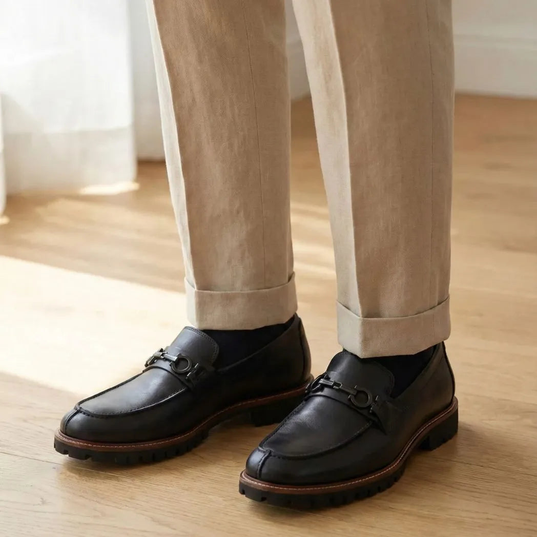 Mocassim Napoli com Fivela na cor preto, usado com calça clara de barra dobrada.
