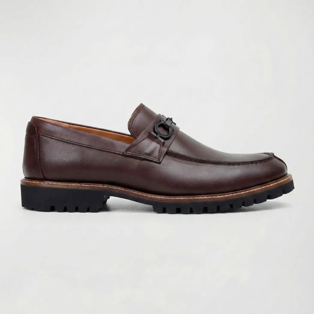 Mocassim Napoli com Fivela na cor marrom-escuro, em vista lateral.