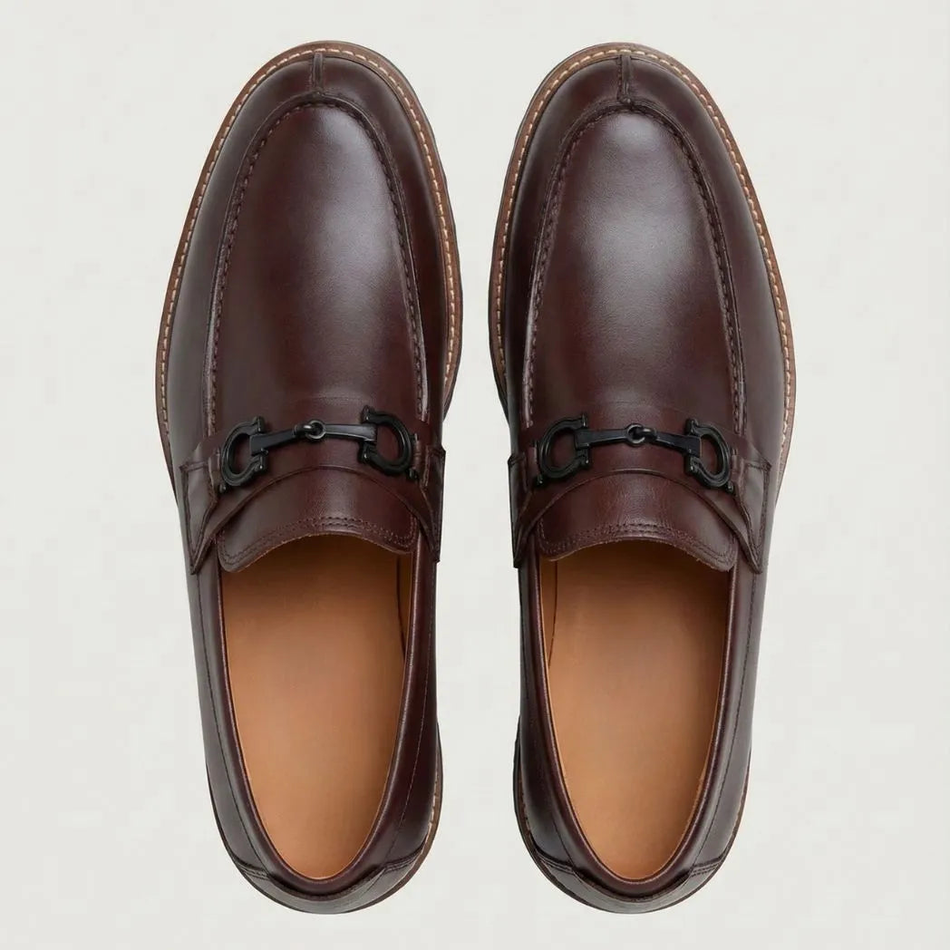 Par do modelo Mocassim Napoli com Fivela, na cor marrom-escuro, visto de cima.