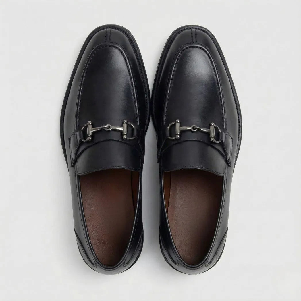 Par do modelo Mocassim Nero Rebel com Fivela, na cor preto, visto de cima.