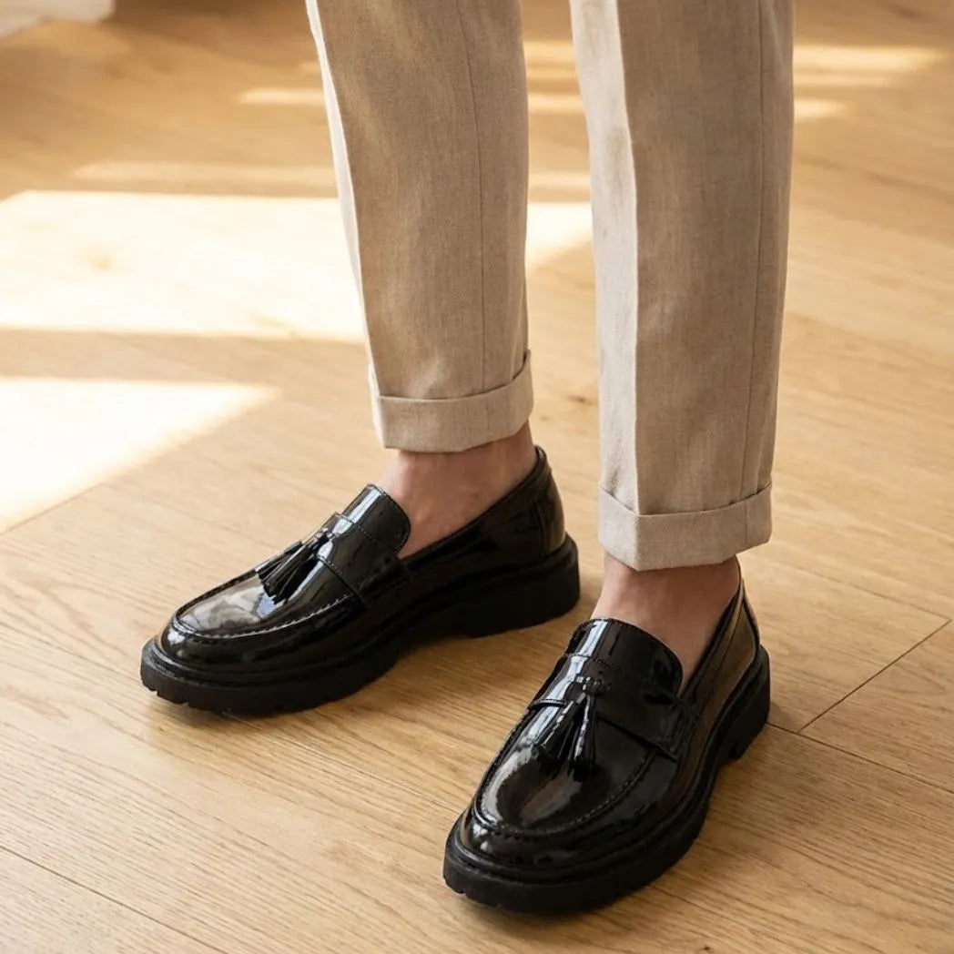 Mocassim Obsidian de Couro na cor preto, usado com calça clara de barra dobrada.