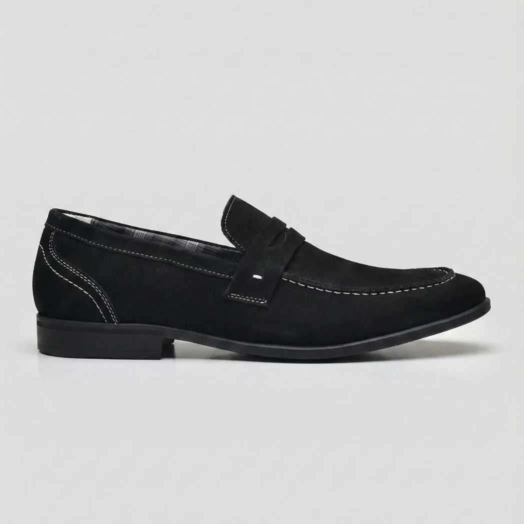 Mocassim Penny Loafer Milano Cognac: modelo preto de perfil, com faixa frontal, costura clara e sola preta.
