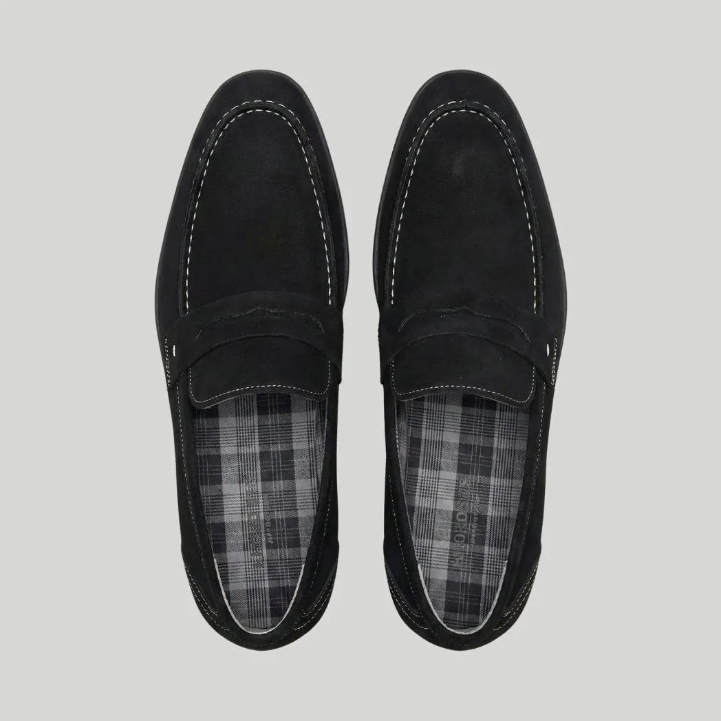 Mocassim Penny Loafer Milano Cognac: par preto visto de cima, mostrando faixa frontal e forro xadrez.