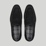 Mocassim Penny Loafer Milano Cognac: par preto visto de cima, mostrando faixa frontal e forro xadrez.