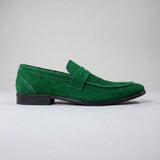 Mocassim Penny Loafer Milano Cognac: modelo verde de perfil, com faixa frontal e sola preta.